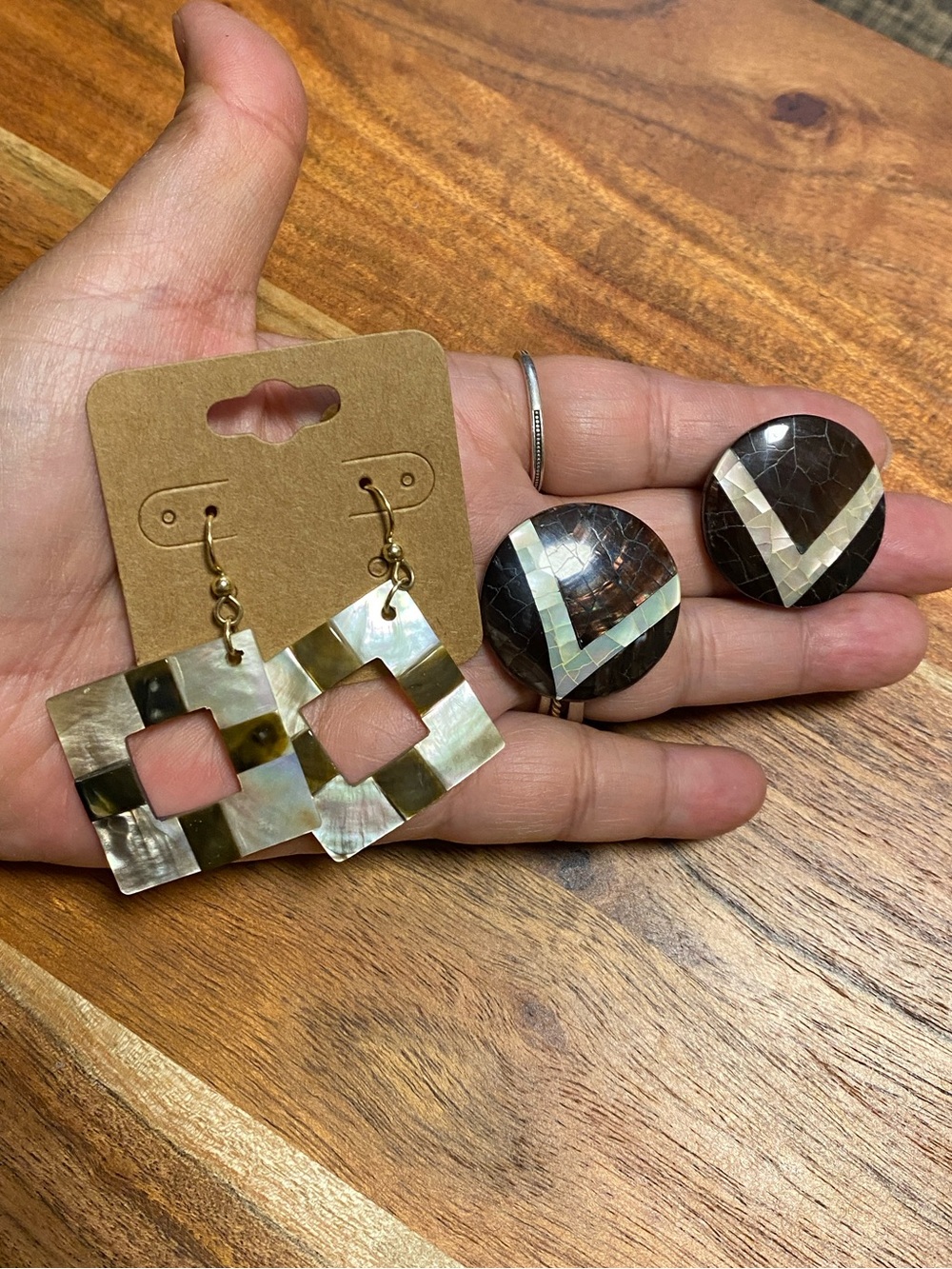 Stunning mother of pearl earrings 2 pairs